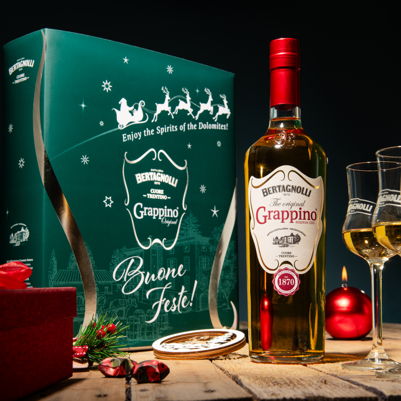 Christmas Box Grappino® Original Riserva Oro 18 Months with two grappa glasses