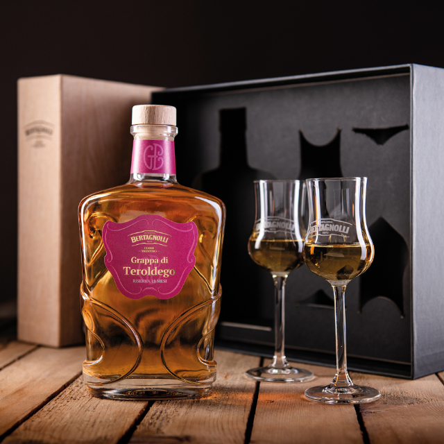 Cofanetto Grappa Teroldego Trentino Ris 18 Mesi con 2 calici grappa